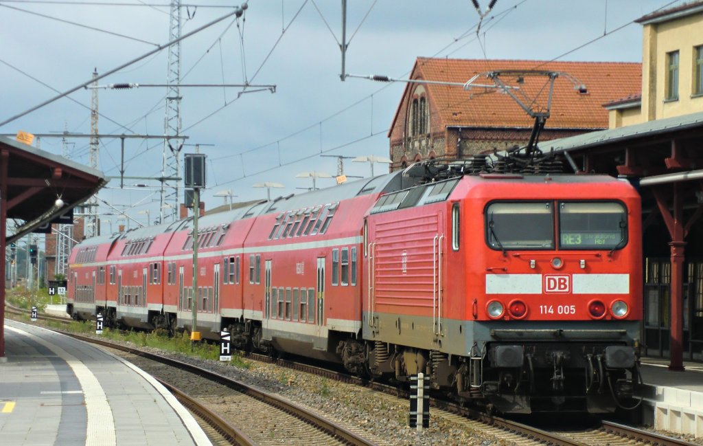 114 005 mit dem RE3 in Pasewalk auf dem Weg nach Stralsund am 20.7.2011