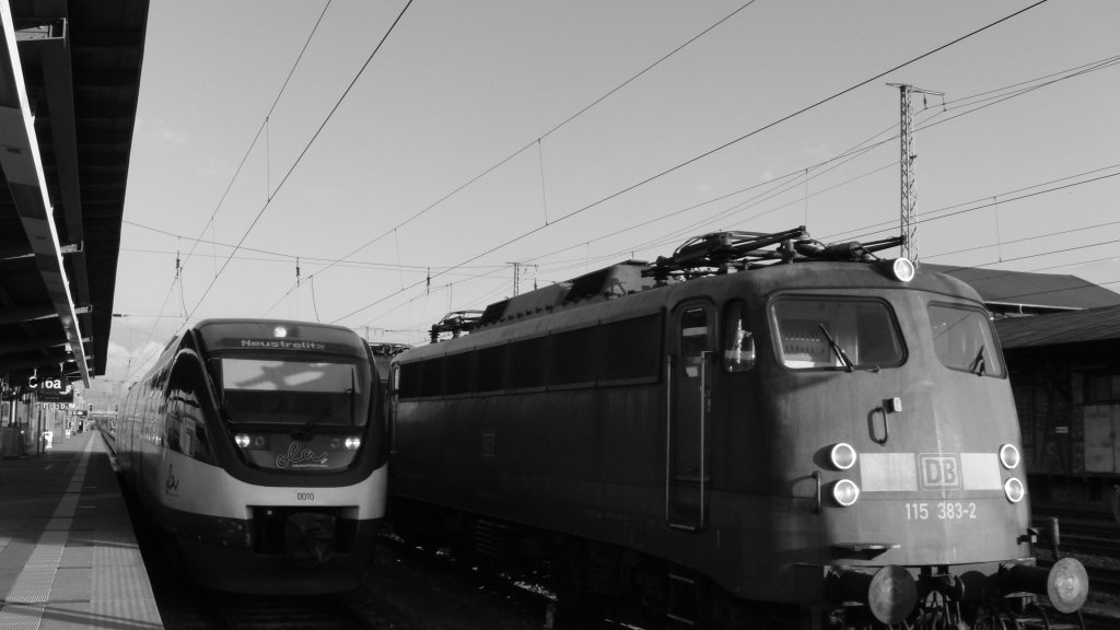 Der OLA VT 0010 bei der Einfahrt in Stralsund. Neben ihr steht am 4.7.2011 auch die 115 383.
