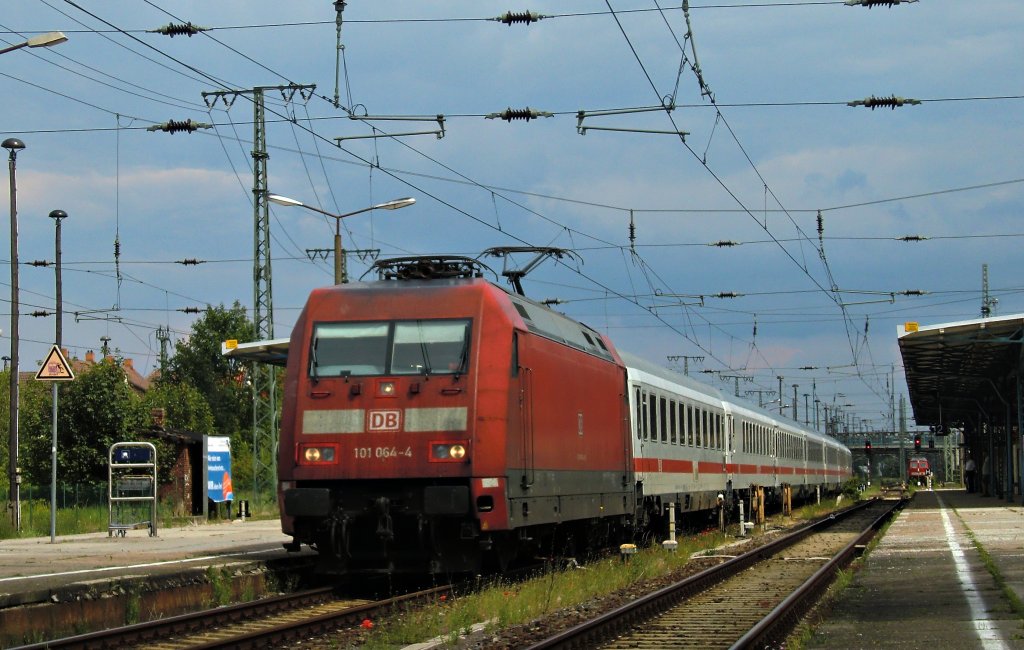 Die 101 064 mit einem IC bei der Durchfahrt in Neubrandenburg, Aufgrund einer Umleitung am 13.6.2011