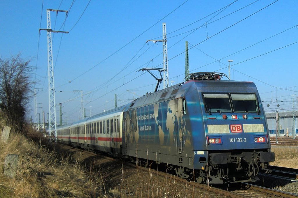 DIe 101 102 mit einem IC in Rostock am 26.2.2011