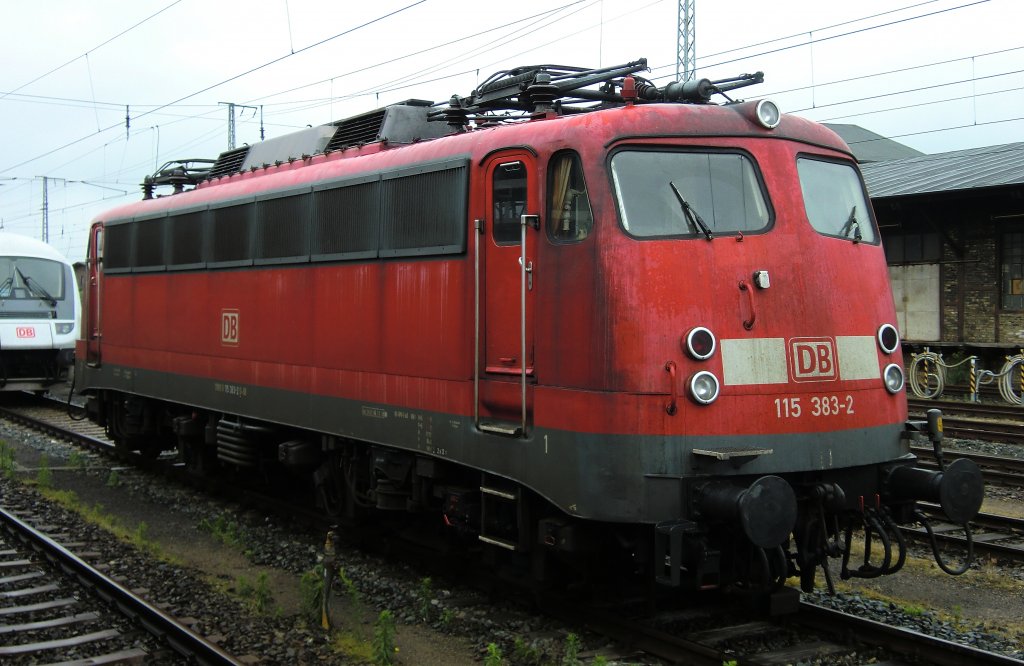 Die 115 383 ist Strlaund abgestellt am 4.7.2011