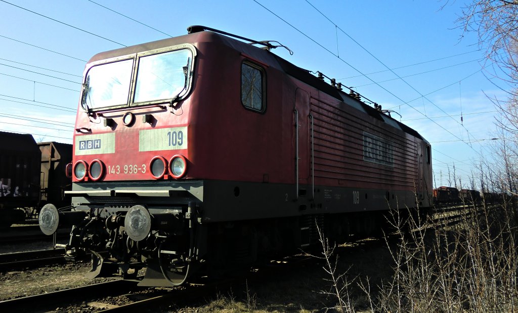 Die 143 936 der RBH abgestellt am 26.2.2011 in Rostock Seehafen.