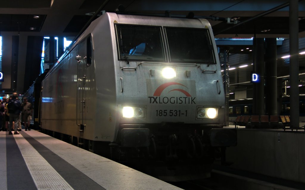Die 185 531 der TX Logistik im Berliner HBF mit einem EC am 13.8.2011