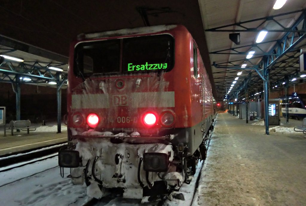 Die komplett vereiste 114 006 mit einem Ersatzzug am 29.12.2010 in Neubrandenburg.