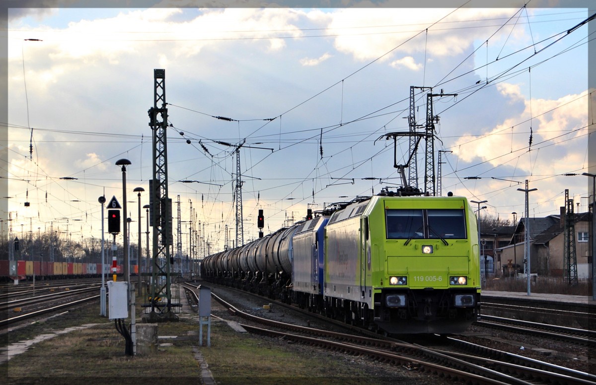 119 005 ( 91 80 6185 624-4 D-RHC ) mit 145 097-2 D-RHC der Rhein Cargo am 26.02.2016 durch Stendal