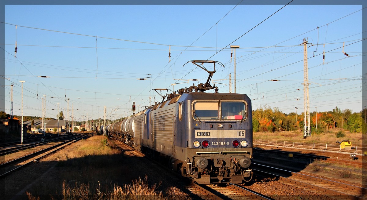 143 186 mit 143 307 in Neustrelitz Hbf in Richtung Oranienburg fahrend am 11.10.2015