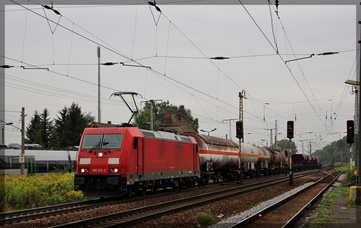 185 317 bei der Durchfahrt in Leipzig-Thekla am 19.08.2015