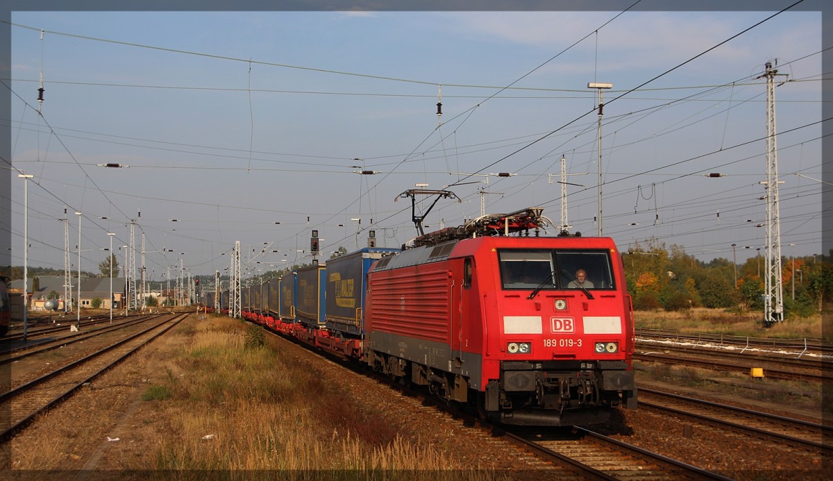 189 019 bei der Durchfahrt von Neustrelitz Hbf am 04.10.2015