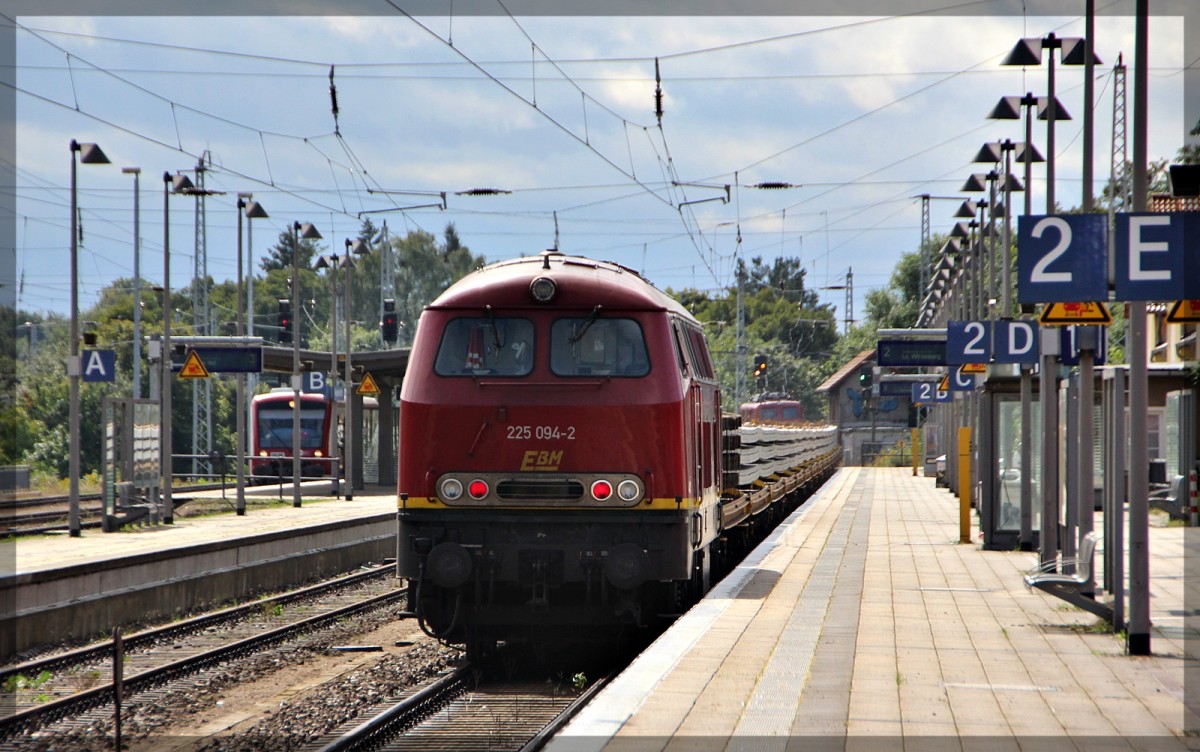 225 094 der EBM am Zugschluss bei der Durchfahrt durch Neustrelitz Hbf am 05.09.2015