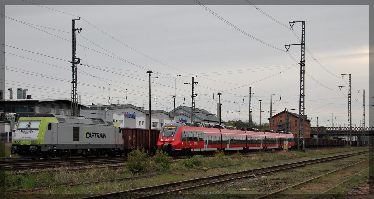 285 119 bei ihrer Pause im Neubrandenburger Gbf und der 442 345 bei der Ausfahrt in Richtung Neustrelitz Hbf am 27.04.2015
