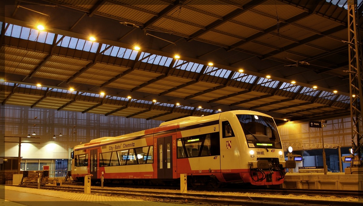 650 049-9  VT 511  der City-Bahn Chemnitz am Abend des 20.08.2015 kurz vor der Abfahrt in Richtung Hainichen in Chemnitz Hbf