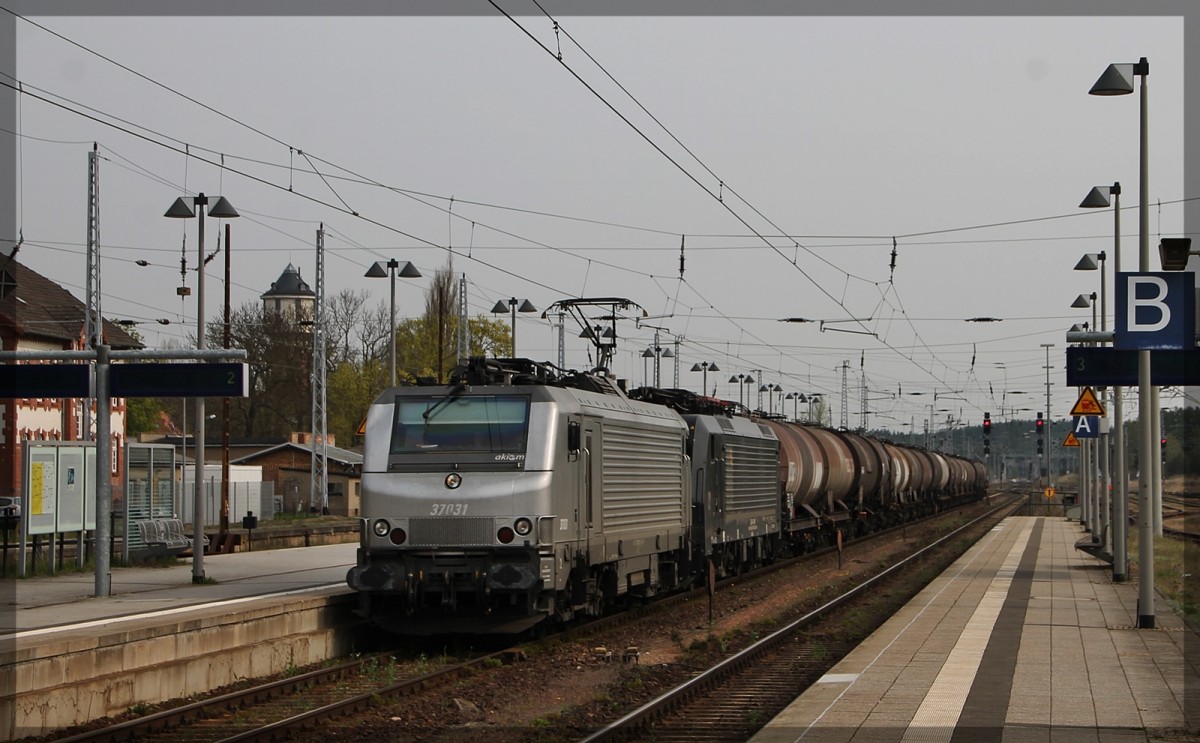 Akiem 37031 auf dem Weg in Richtung Berlin in Neustrelitz HBF am 25.04.2015