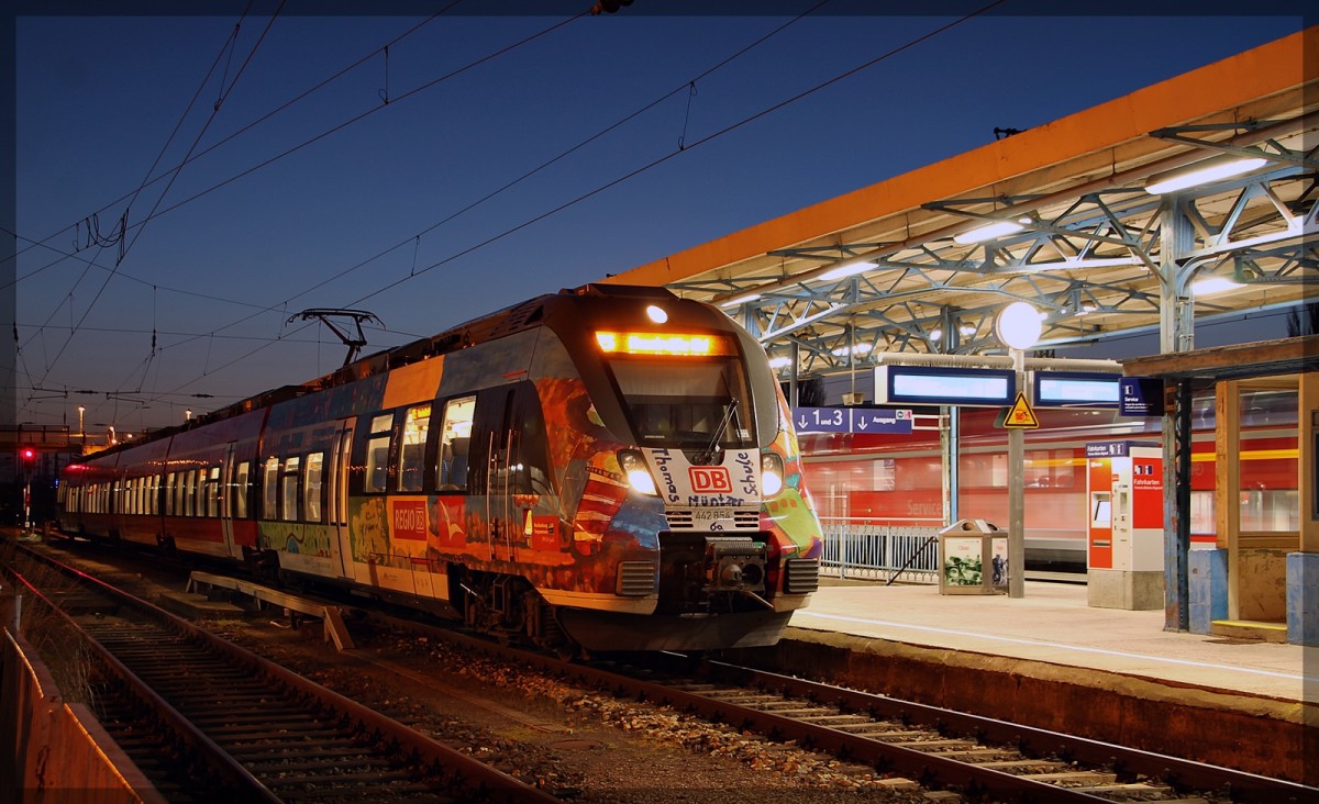 Der 442 354 in Neubrandenburg am 21.04.2015 wartet auf seine Abfahrt nach Neustrelitz HBF