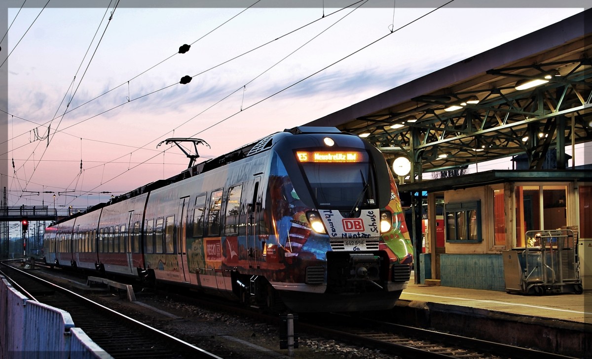 Der 442 354 in Neubrandenburg am 24.04.2015 wartet auf seine Abfahrt nach Neustrelitz HBF
