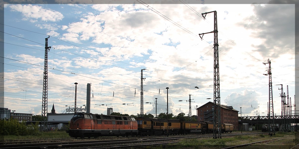Die 221 135 der Bocholter Eisenbahn am 21.05.2015 in Neubrandenburg bei einer Rangierfahrt