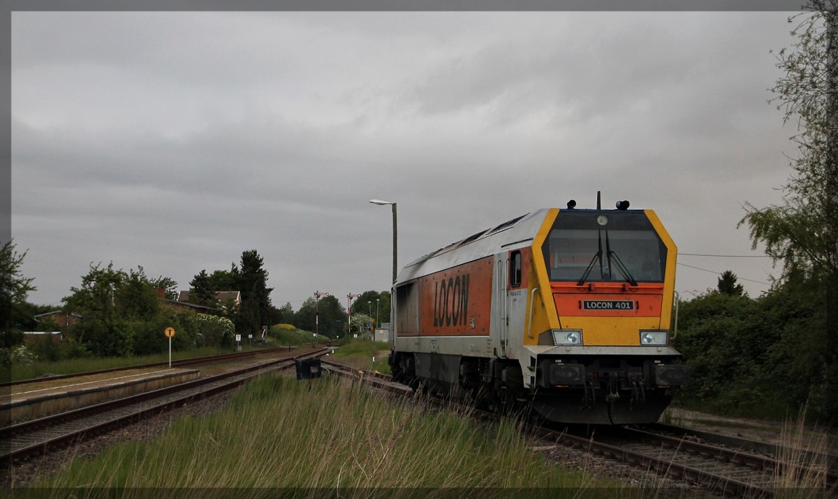Die 264 005 von Locon abgestellt in Kleeth während ihr Zug am frühen Morgen des 27.05.2015 entladen wird. 