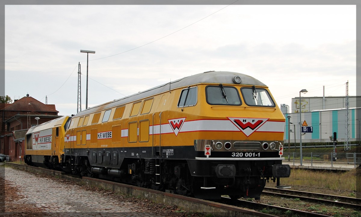 Die 320 001 von Wiebe abgestellt in Waren an der Müritz am 08.10.2014