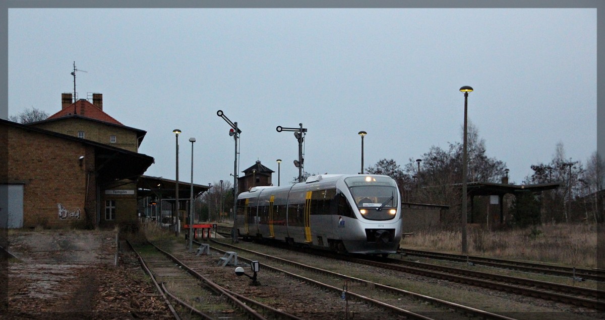 VT 0014 der NEB bei der Ausfahrt aus dem Bahnhof Templin in Richtung Berlin-Ostkreuz am 27.12.2015