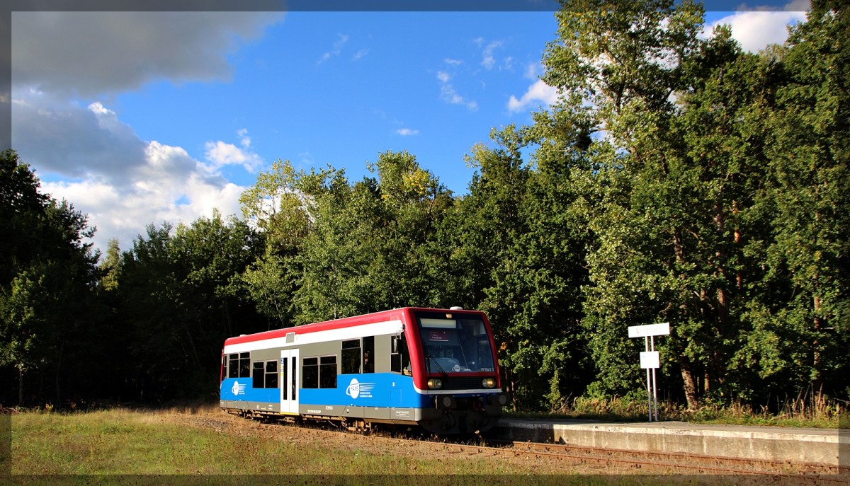 VT 504 002 der EGP/HANS beim Umleiterverkehr in Neustrelitz-Bügersee als  Kleinseebahn  auf dem Weg nach Mirow am 27.09.2015