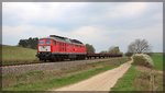 232 909 mit Schwellenzug in Richtung Möllenhagen bei Groß Plasten am 15.04.2016