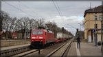 BR 152/486568/152-099-mit-ihrem-zug-in 152 099 mit ihrem Zug in Richtung Hamburg bei der Durchfahrt von Hagenow-Land am 20.03.2016