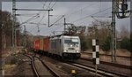 386 012 mit ihrem Zug in Richtung Hamburg bei der Durchfahrt von Hagenow-Land am 20.03.2016