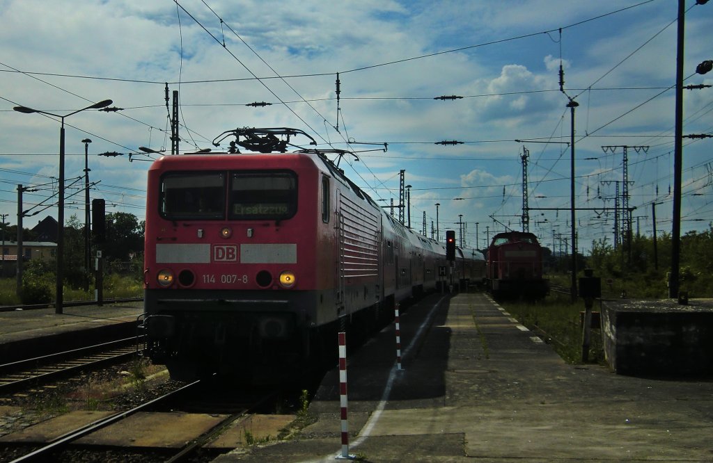 114 007 mit einem Ersatzzug in Neubrandenburg am 13.6.2011 nach Berlin.