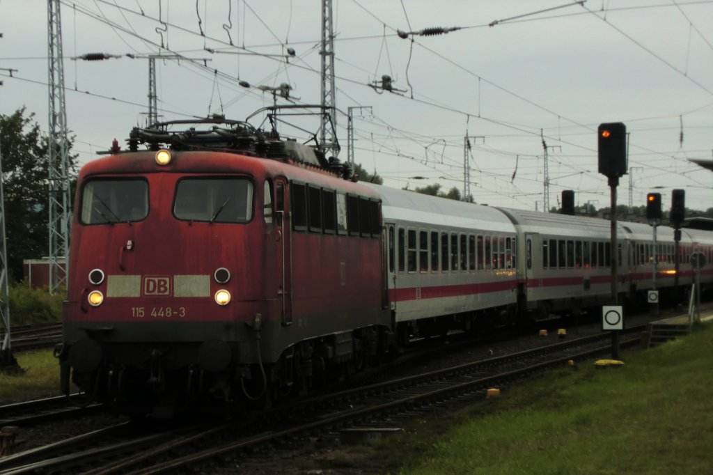 Die 115 448 bei Ausfahrt in Rostock HBF am 29.7.2011