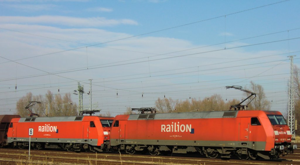 Die 152 053 an der Front und die 152 081 als Extra Schublok in Rostock Seehafen am 26.2.2011