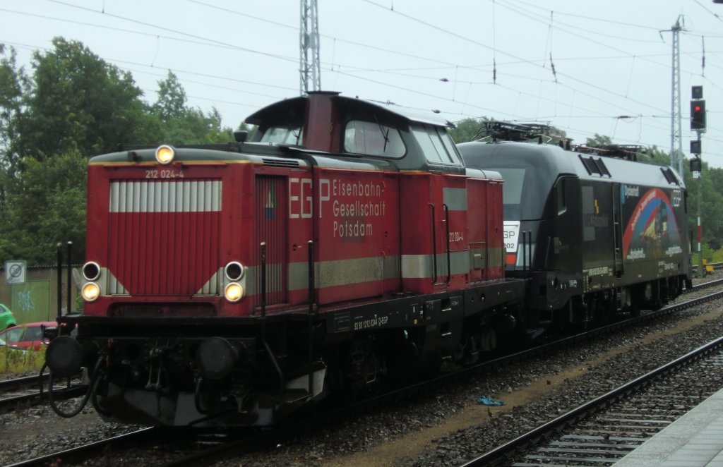 Die 212 024 der EGP mit der 182 502 der EGP im Bahnhof Neustrelitz am 22.7.2011