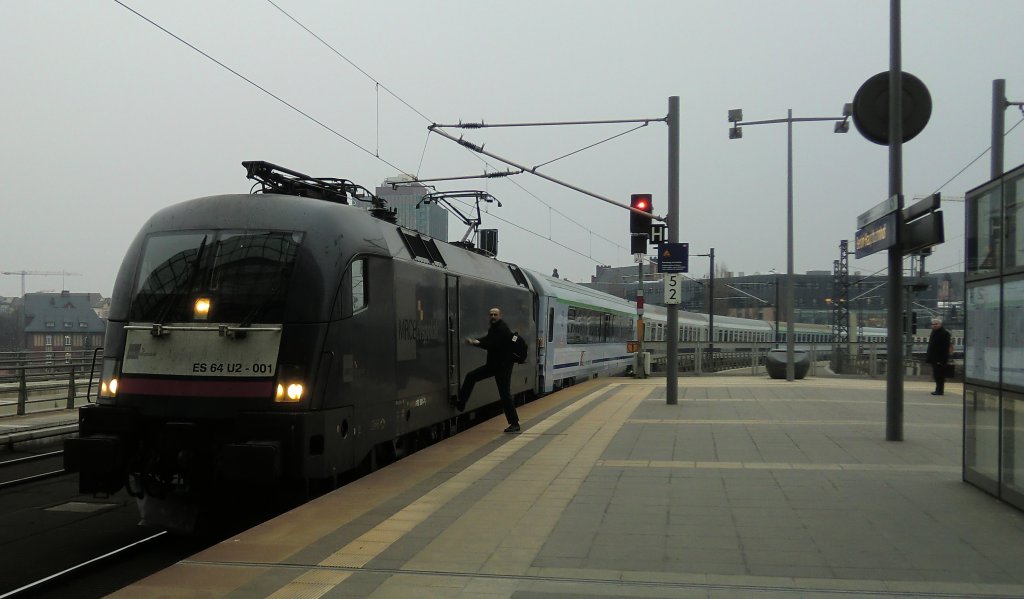 ES 64 U2 - 001 mit einem Berlin-Warszawa-Express in Berlin HBF am 17.2.2011