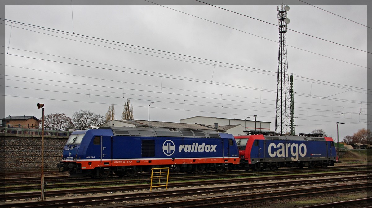 076 109 von Raildox abgestellt mit 482 036 in Waren an der Müritz am 11.11.2015