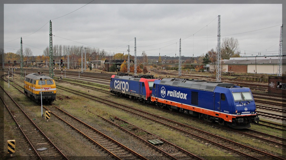 076 109 von Raildox mit 482 036 und 216 012 von Wiebe abgestellt in Waren an der Müritz am 11.11.2015