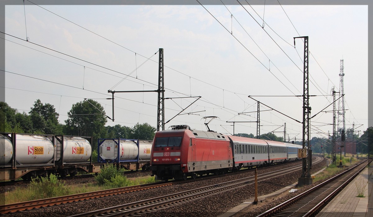 101 070 mit einem Eurocity auf dem Weg in Richtung Ludwigslust am 04.07.2015 in Hagenow Land 