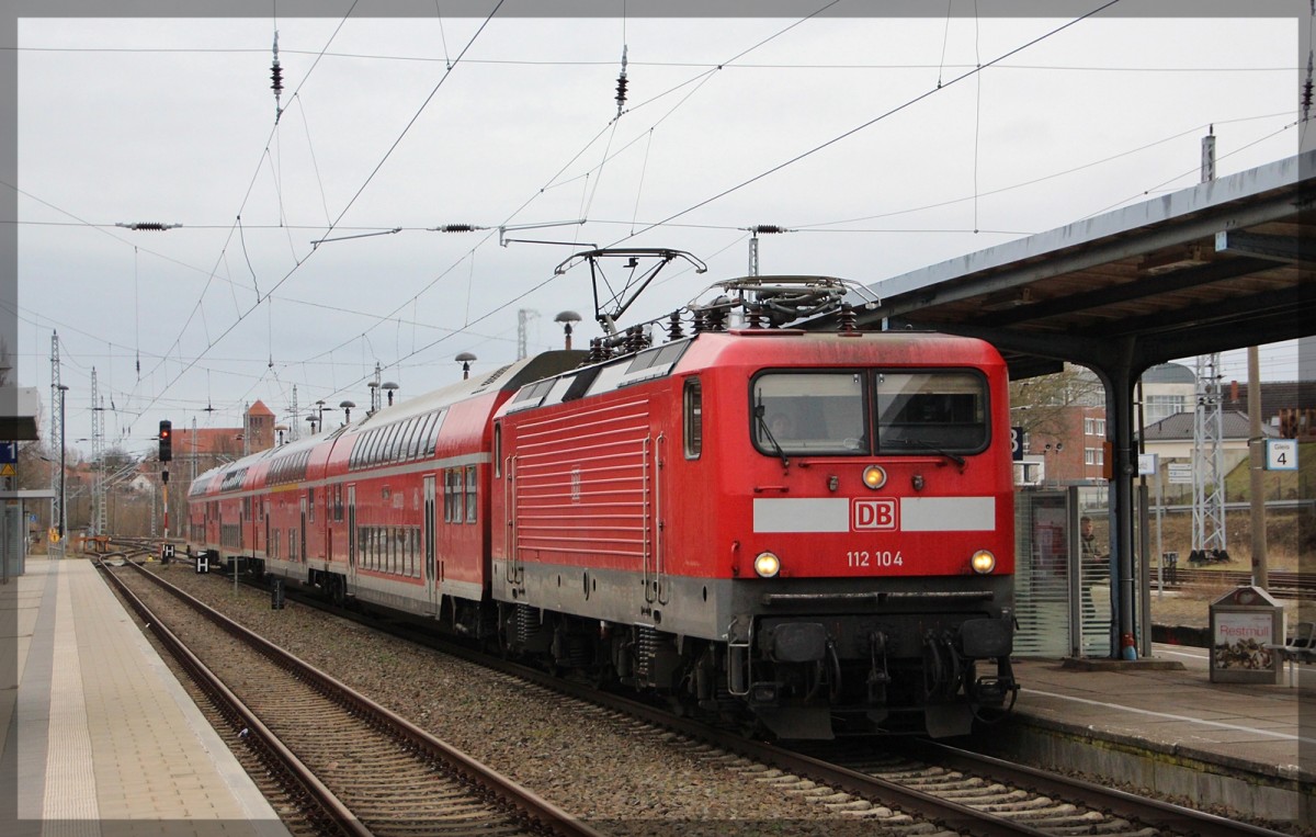 112 104 bei der Einfahrt in den Bahnhof Waren (Müritz) am 22.02.2016