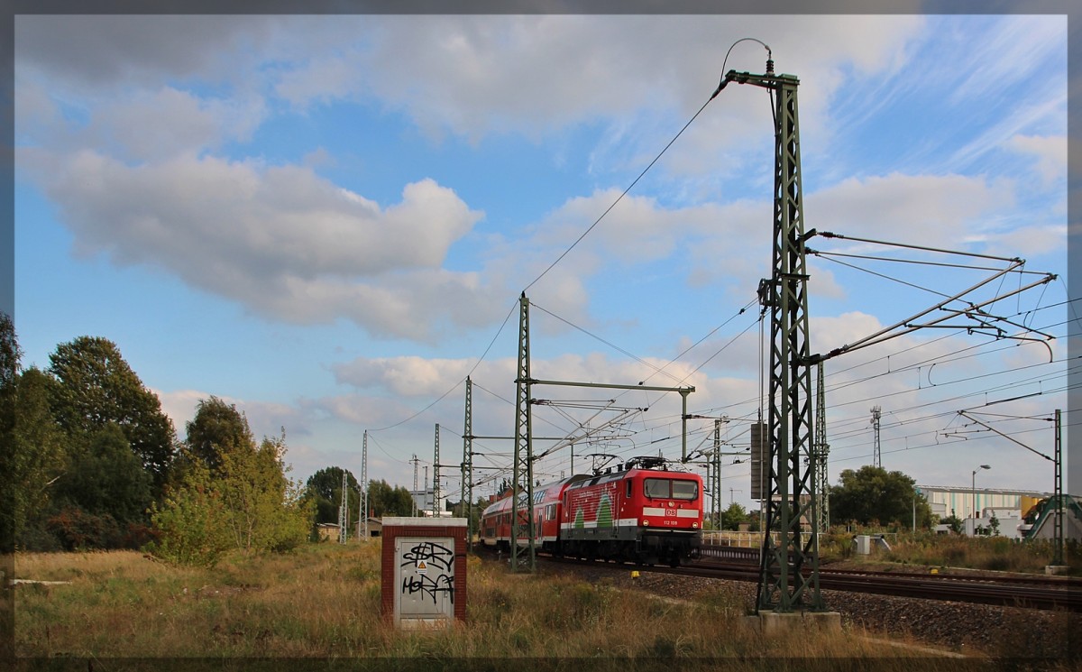 112 108 als RE5 auf dem Weg in Richtung Rostock Hbf bei der Ausfahrt aus Waren an der Müritz am 24.09.2015