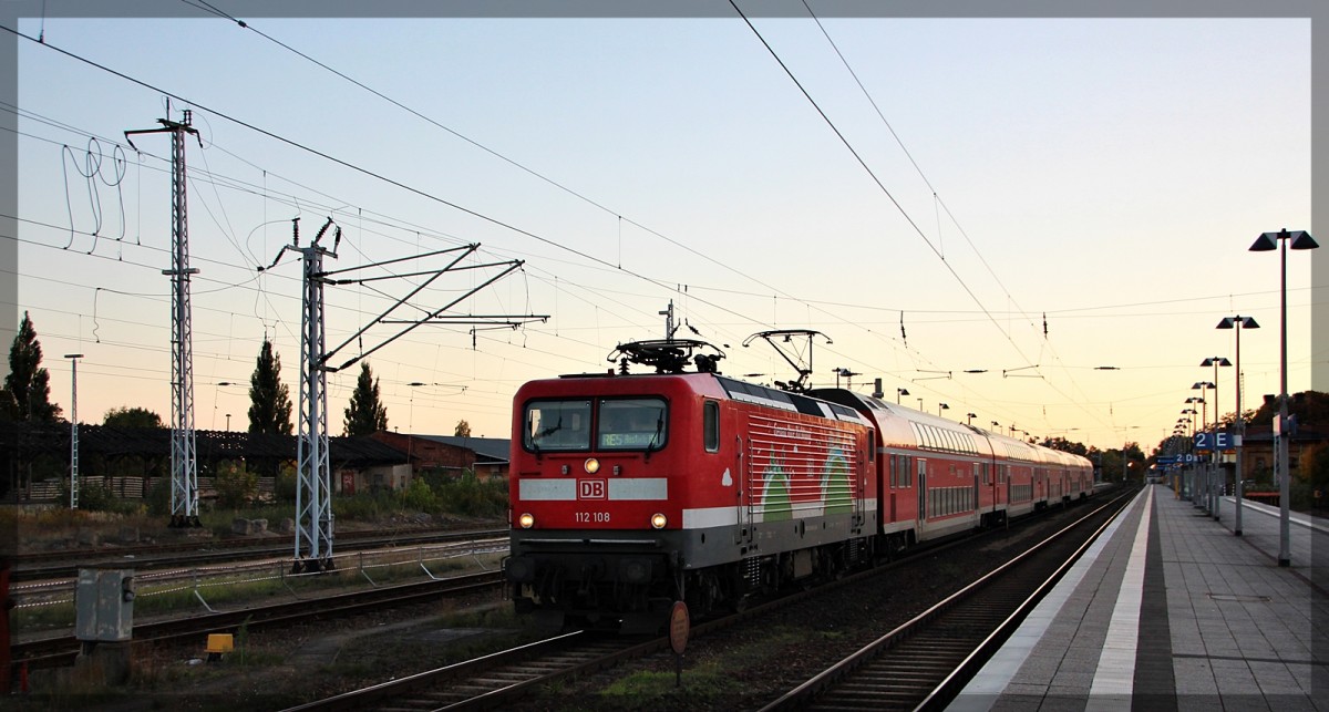 112 108 mit dem RE5 in Richtung Rostock Hbf in Neustrelitz Hbf am 11.10.2015
