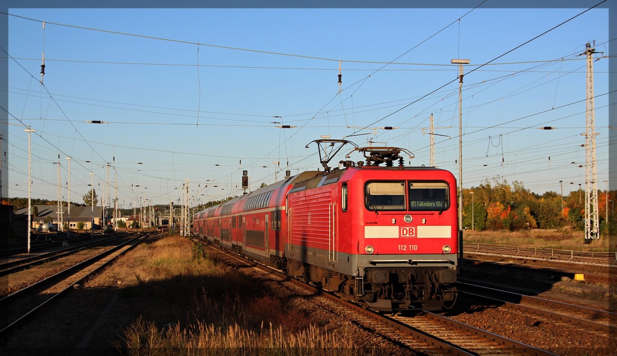 112 110 mit RE5 in Neustrelitz Hbf in Richtung Falkenberg/Elster fahrend am 11.10.2015