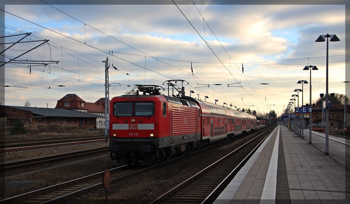112 118 mit RE5 nach Stralsund in Neustrelitz Hbf am 13.03.2016