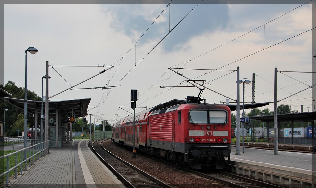 143 366 mit einer Regionalbahn bei der Ausfahrt aus Glauchau (Sachs)