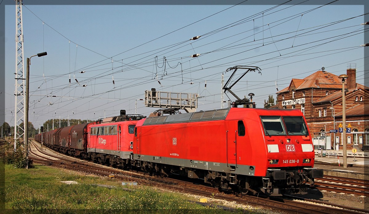 145 036 mit der 140 327 in Waren an der Müritz bei der Ausfahrt in Richtung Neustrelitz am 18.09.2014