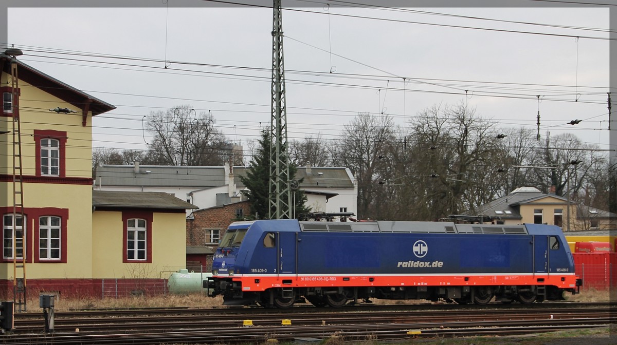185 409 von Raildox abgestellt am 28.3.2015 in Neubradenburg.