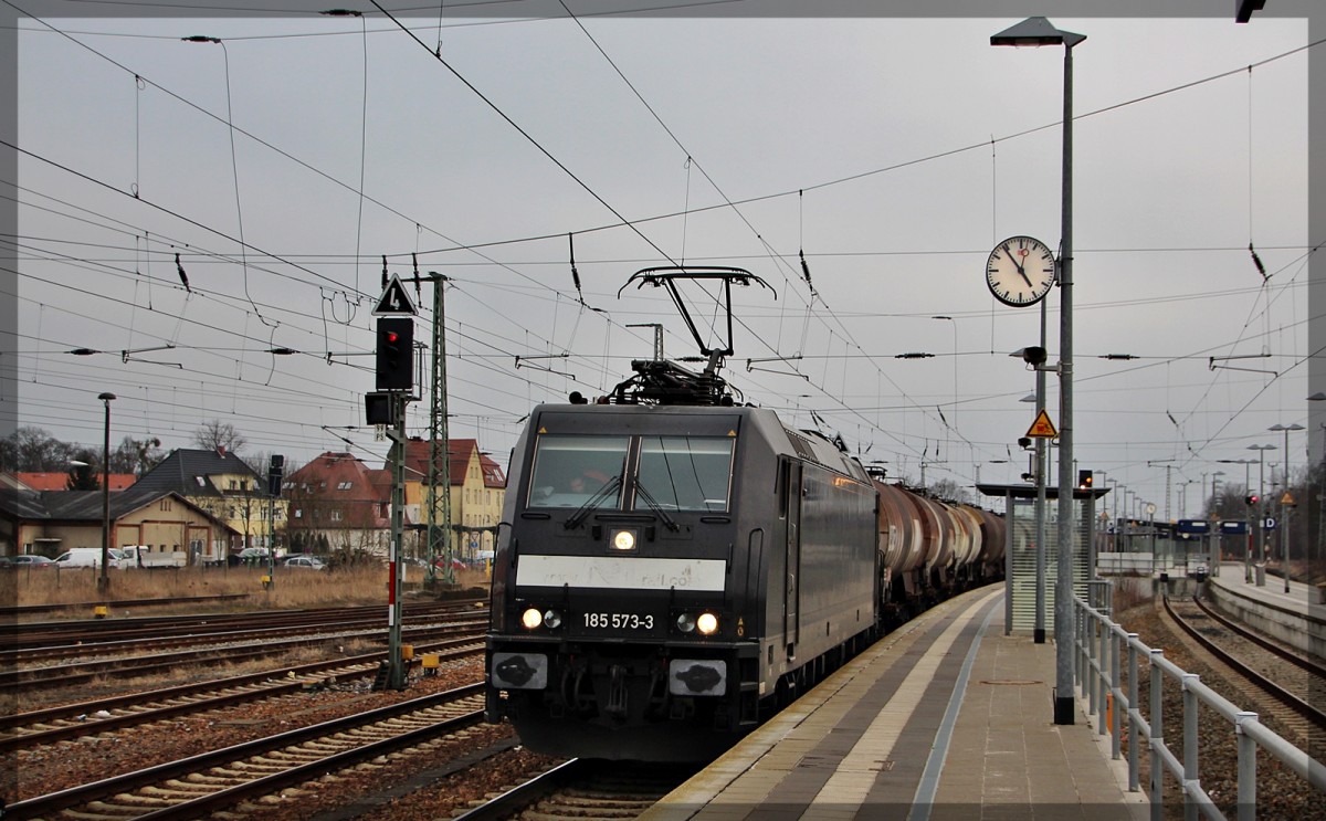 185 573 der VEB bei der Durchfahrt des Bahnhofes Angermünde am 12.03.2016