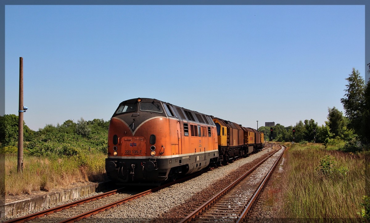 221 135 der Bocholter Eisenbahn kurz vor einer kleinen Pause in Malchin. Sie kommt mit ihrem Zug von Prenzlau und ist auf dem Weg nach Oldenburg am 03.07.2015