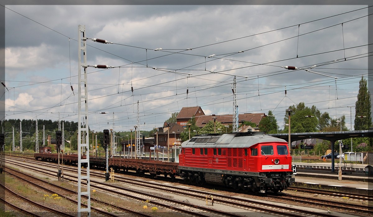 232 469 mit einem leeren Schwellenzug bgestellt in Waren an der Müritz am 13.05.2015
