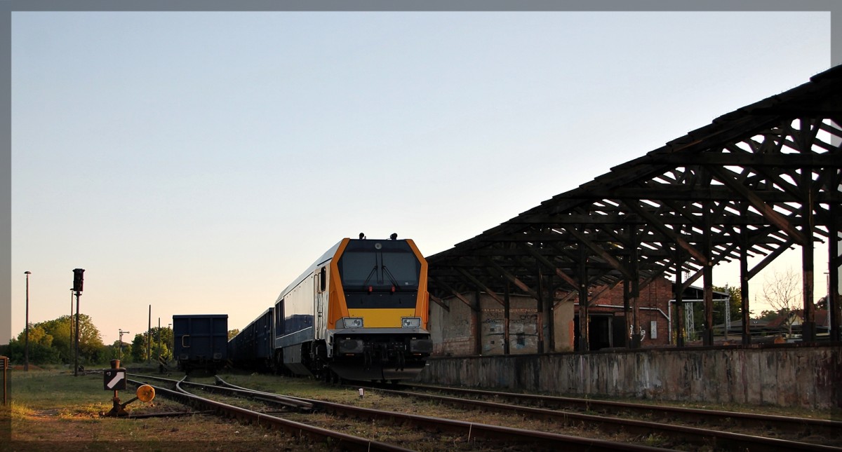 264 009 der Nordic Rail Services abgestellt mit ihrem Zug in Neustrelitz Süd am 24.05.2015