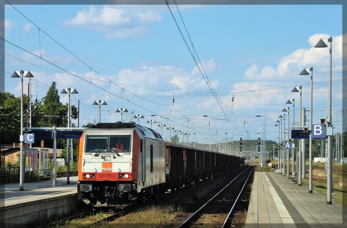 285 102 der HVLE in Neustrelitz Hbf auf dem Weg in Richtung Berlin am 16.07.2011