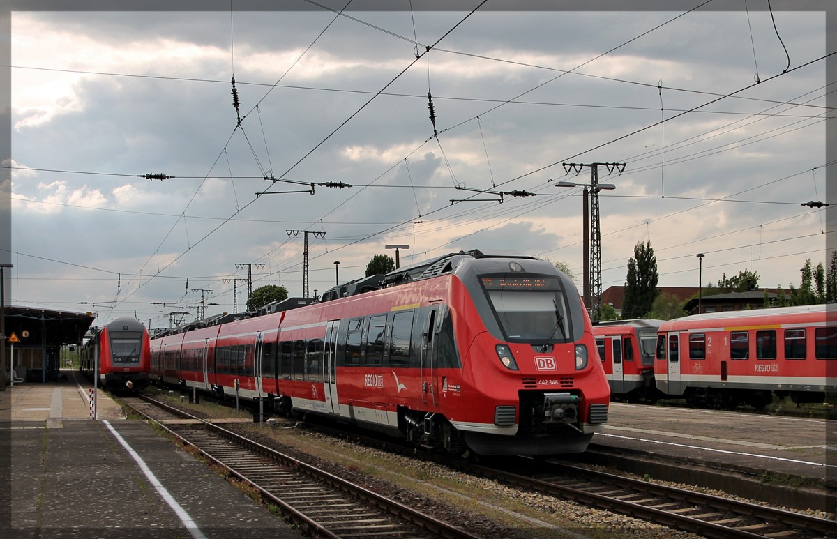 442 346 als so ziemlich einziger Zug des Nachmittages hier bei der Ausfahrt aus dem Neubrandenburger Bahn der hier eher einem Abstellhof gleicht. (20.05.2015)
