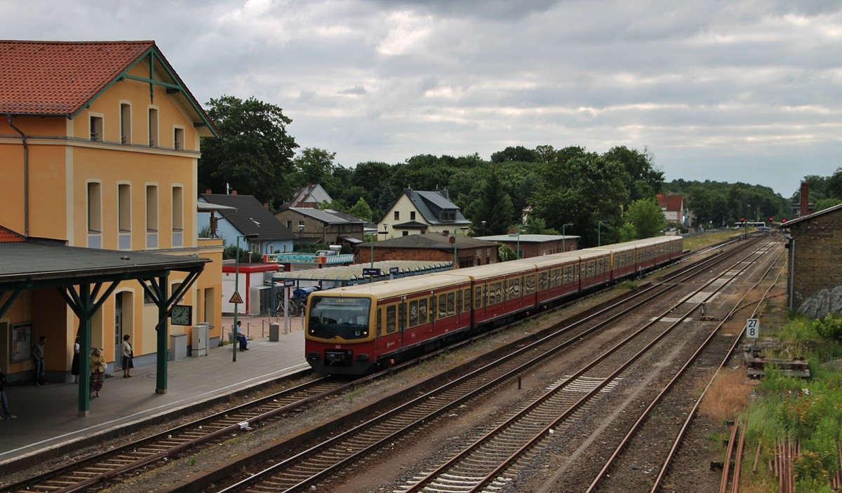 481 175 der S-Bahn Berlin bei der Einfahrt in den Bahnhof Strausberg am 19.6.2014!