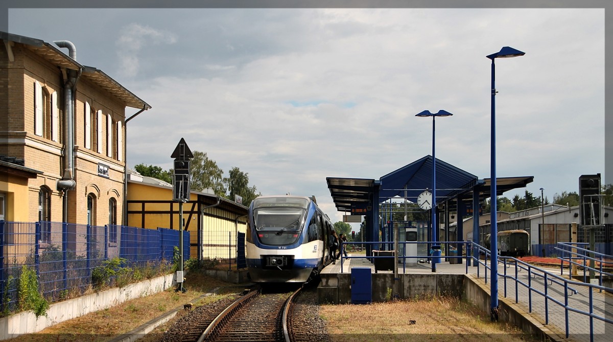 Der VT 731 der Niederbarnimer Eisenbahn auf dem Weg nach Klosterfelde hier beim Halt im Bahnhof Basdorf am 20.06.2015